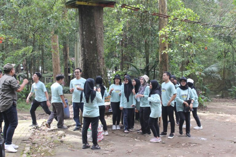 Team building Blitar menjadi salah satu alternatif unggulan bagi perusahaan dan komunitas yang ingin membangun sinergi yang kuat. Kegiatan ini tidak hanya menyegarkan pikiran, tetapi juga meningkatkan rasa kebersamaan serta memperkuat kolaborasi antarindividu dalam satu tim. Dengan suasana alam Blitar yang asri dan pilihan kegiatan yang variatif, team building kini semakin diminati. Mengapa Team Building di Blitar Layak Dipilih? Blitar menawarkan perpaduan sempurna antara keindahan alam dan fasilitas penunjang aktivitas outdoor. Hal ini menjadikan team building Blitar tidak hanya menyenangkan tetapi juga bermakna. Beberapa alasan mengapa lokasi ini cocok untuk kegiatan penguatan tim adalah: Lingkungan yang tenang dan alami Banyak pilihan lokasi outdoor yang aman Aksesibilitas yang mudah dari berbagai kota di Jawa Timur Tersedia beragam paket sesuai kebutuhan Dengan kombinasi tersebut, Blitar menjadi pilihan yang ideal untuk melepas penat sambil mempererat hubungan kerja. Jenis Kegiatan Team Building yang Menarik Salah satu keunggulan team building Blitar adalah beragamnya pilihan kegiatan yang ditawarkan. Mulai dari permainan ringan yang menghibur hingga simulasi kepemimpinan dan komunikasi yang menantang. Berikut beberapa contoh kegiatan populer: Fun Games: Cocok untuk mencairkan suasana dan membangun semangat positif. Outbond Leadership: Menekankan pada pelatihan kepemimpinan dan pengambilan keputusan. Problem Solving Challenge: Menstimulus kemampuan berpikir strategis secara kelompok. Trust Building Activities: Membangun rasa saling percaya antaranggota tim. Setiap kegiatan dirancang dengan prinsip pembelajaran aktif dan reflektif agar peserta mendapatkan nilai lebih dari sekadar hiburan. Alt text: team building Blitar dengan fun games outdoor Rekomendasi Lokasi Team Building di Blitar Blitar memiliki sejumlah lokasi yang sangat cocok untuk penyelenggaraan kegiatan team building. Beberapa di antaranya sudah teruji memberikan pelayanan terbaik dan memiliki fasilitas lengkap. Berikut ini beberapa tempat yang direkomendasikan: Wisata Edukasi Kampung Coklat Suasana kebun kakao yang hijau dan fasilitas pelatihan lengkap menjadikannya tempat favorit. Pusat Pelatihan PTPN XII Blitar Cocok untuk kegiatan pelatihan SDM dengan area terbuka yang luas. Pantai Tambakrejo Untuk yang menginginkan suasana pantai sebagai latar kegiatan outdoor. Taman Pecut Kota Blitar Lokasi strategis di pusat kota yang cocok untuk komunitas dengan waktu terbatas. Alt text: lokasi team building Blitar di Pantai Tambakrejo Manfaat Team Building bagi Organisasi Melaksanakan kegiatan team building secara rutin dapat memberikan manfaat besar, antara lain: Meningkatkan komunikasi antar anggota tim Menumbuhkan rasa percaya dan tanggung jawab bersama Memotivasi karyawan dalam menyelesaikan pekerjaan Meningkatkan produktivitas kerja secara keseluruhan Dengan manfaat ini, perusahaan atau komunitas dapat memperkuat budaya kerja positif. Pilihan Paket Team Building Blitar Banyak penyedia layanan di Blitar yang menawarkan paket team building sesuai kebutuhan, mulai dari half-day hingga paket menginap. Paket-paket ini biasanya mencakup: Fasilitator profesional Peralatan permainan Konsumsi dan dokumentasi Asuransi kegiatan Sebagai referensi, Anda bisa mengecek penawaran dari Pusdiklat SDM Kemenaker sebagai contoh paket pelatihan berbasis outdoor. Tips Sukses Menyelenggarakan Team Building Agar kegiatan berjalan optimal, berikut beberapa tips penting: Tentukan tujuan yang jelas Sesuaikan kegiatan dengan profil peserta Pilih lokasi yang mudah diakses Gunakan jasa fasilitator berpengalaman Libatkan peserta dalam proses evaluasi Dengan persiapan matang, manfaat dari kegiatan ini bisa dirasakan secara jangka panjang. Kesimpulan Team building Blitar merupakan solusi efektif untuk memperkuat semangat dan kerja sama tim. Dengan berbagai pilihan lokasi, jenis kegiatan menarik, dan paket yang fleksibel, perusahaan maupun komunitas bisa memilih yang paling sesuai dengan kebutuhan mereka. Untuk informasi lebih lanjut mengenai kegiatan serupa, Anda dapat membaca artikel kami lainnya tentang Pilihan Kegiatan Team Building Blitar yang Seru dan Bermakna.